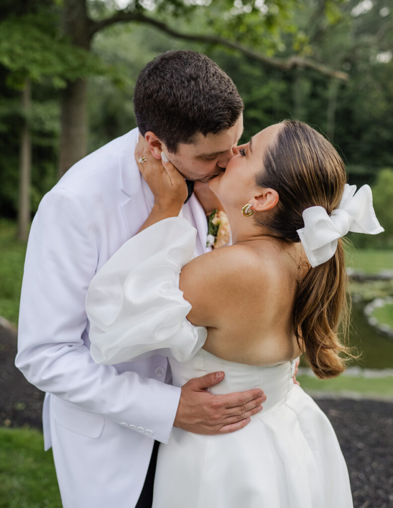 bride and groom kiss at avanti mansion